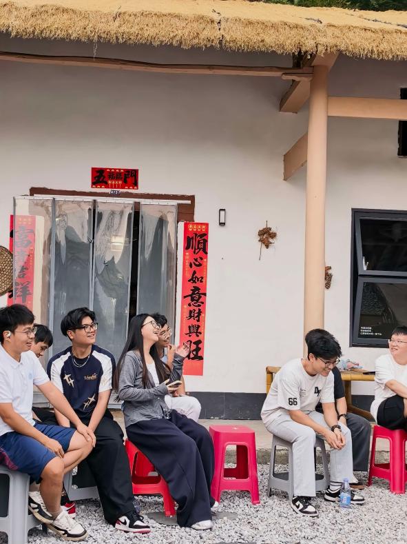 同学们观赛助威
